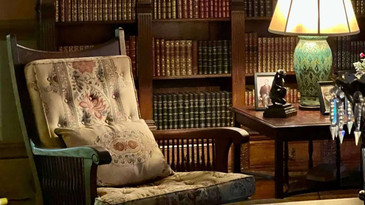 Ein Wohnzimmer mit einem grünen Stuhl